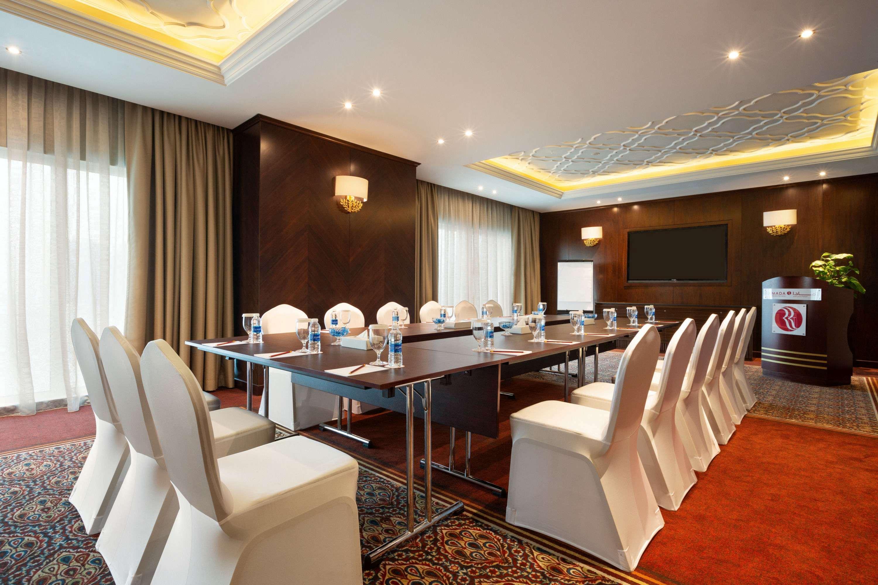 Ramada By Wyndham Manama City Centre Exteriör bild